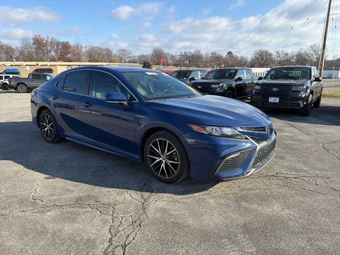 Used 2023 Toyota Camry SE image 4