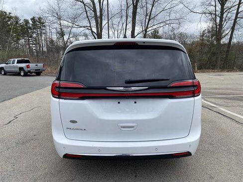 Used 2023 Chrysler Pacifica Touring-L FWD image 13