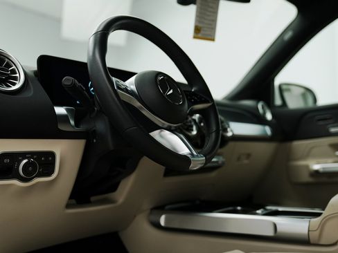 Used 2025 Mercedes-Benz GLB 250 4MATIC image 20