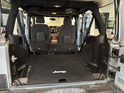 Used 2015 Jeep Wrangler Unlimited Rubicon w/ Connectivity Group AWD/4WD image 41