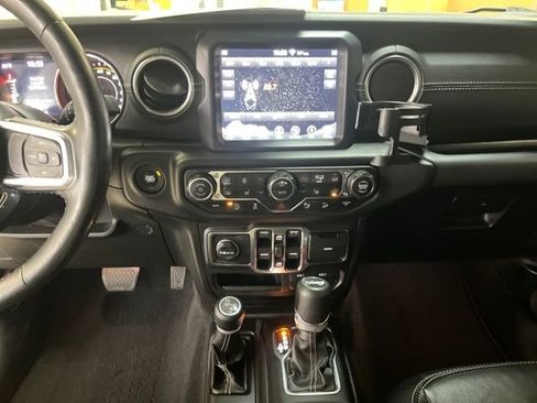 Used 2018 Jeep Wrangler Unlimited Sahara image 22