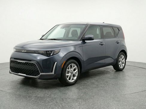 Used 2025 Kia Soul LX w/ LX Technology Package image 3
