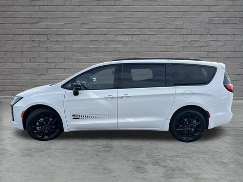 New 2027 Chrysler Pacifica Select AWD/4WD image 4