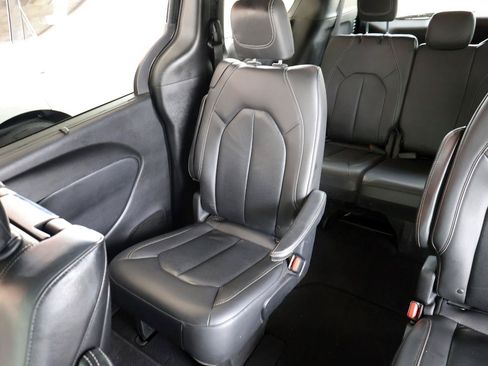 Used 2019 Chrysler Pacifica Touring-L Plus w/ Advanced Safetytec Group FWD image 47