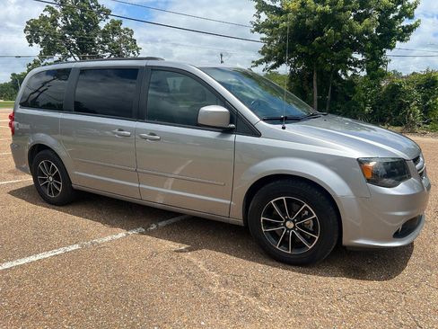 Used 2016 Dodge Grand Caravan R/T FWD image 2