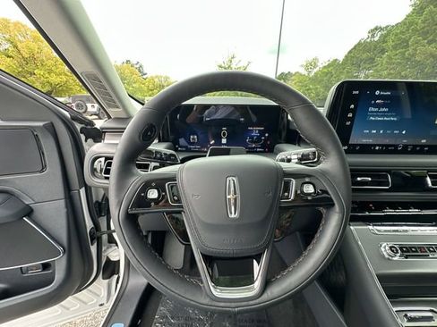 New 2025 Lincoln Aviator AWD image 14