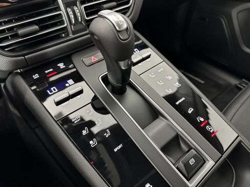 Certified 2025 Porsche Macan image 18