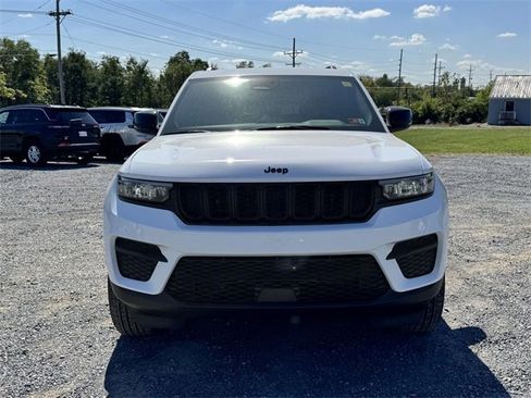 New 2025 Jeep Grand Cherokee Altitude image 24