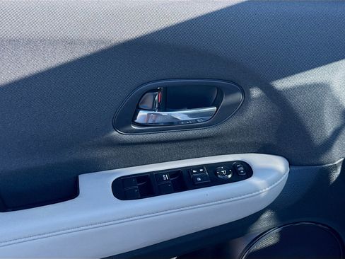 Used 2022 Honda HR-V LX image 16