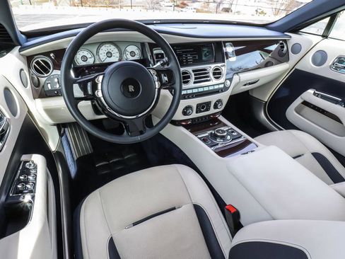 Used 2019 Rolls-Royce Dawn image 28