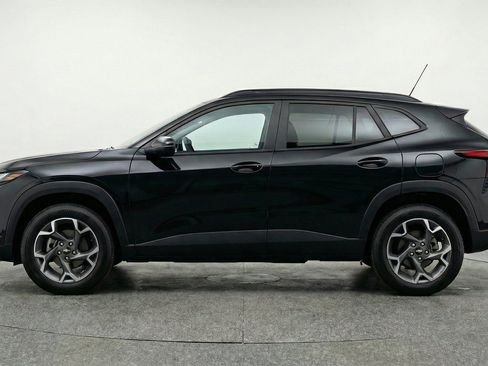 Used 2025 Chevrolet Trax LT FWD image 5