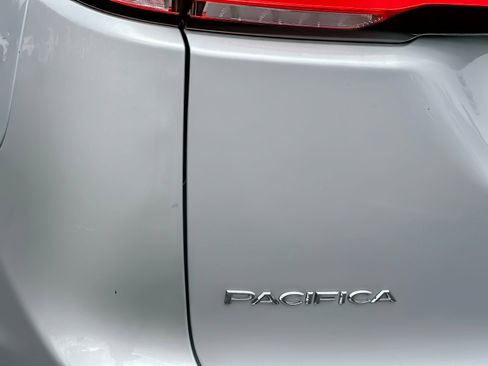 Used 2024 Chrysler Pacifica Touring-L FWD image 27