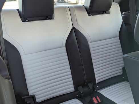 Used 2024 Land Rover Discovery Dynamic SE image 37