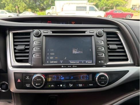Used 2018 Toyota Highlander XLE FWD image 16