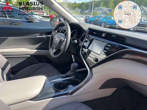 Used 2018 Toyota Camry LE FWD image 33