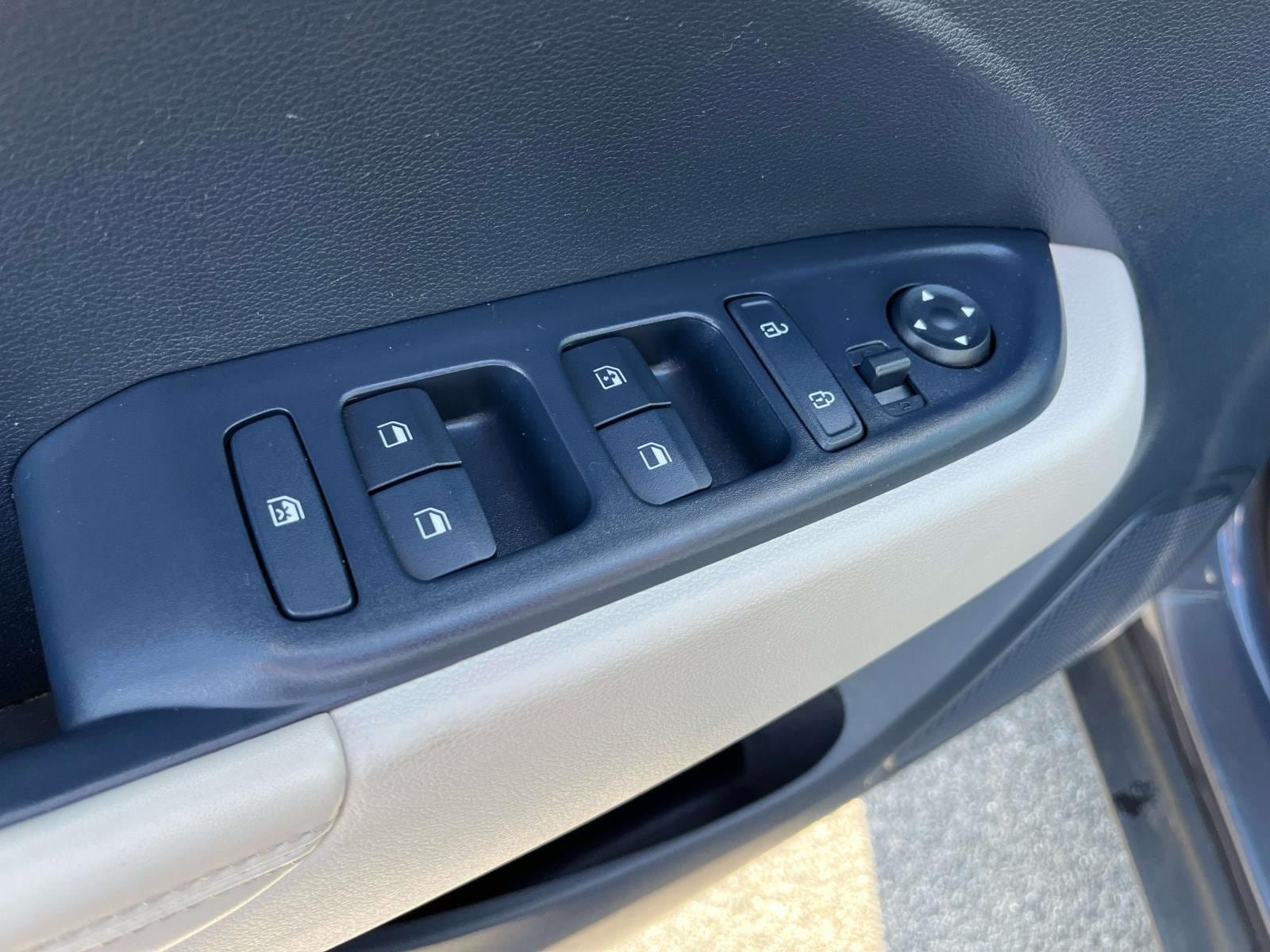 Used 2022 Hyundai Venue Limited FWD image 26