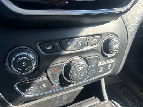 Certified 2019 Jeep Cherokee Limited AWD/4WD image 11