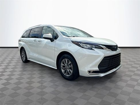 Used 2022 Toyota Sienna XLE image 4
