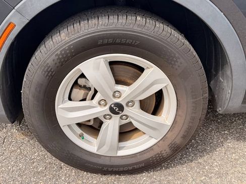Certified 2023 Kia Sorento LX FWD image 9