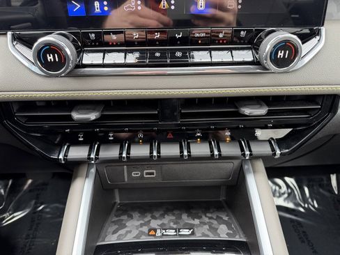 Used 2024 Chevrolet Colorado ZR2 w/ ZR2 Convenience Package III image 24