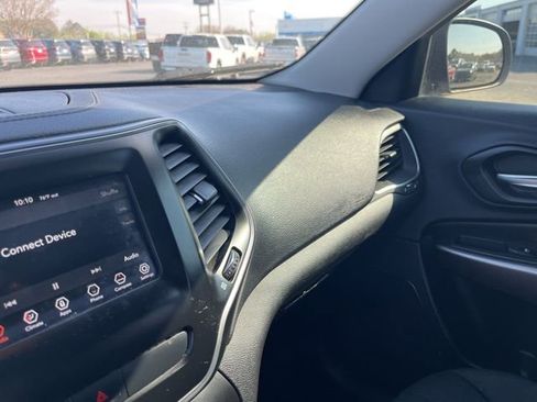 Used 2019 Jeep Cherokee Latitude w/ Popular Appearance Group FWD image 27
