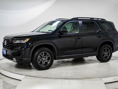 Used 2025 Honda Pilot TrailSport image 4