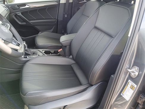 Used 2024 Volkswagen Tiguan SE w/ Panoramic Sunroof Package image 38