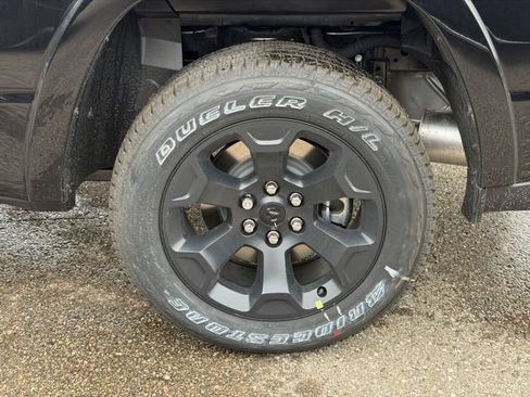 Used 2026 RAM 1500 4x4 Crew Cab image 3