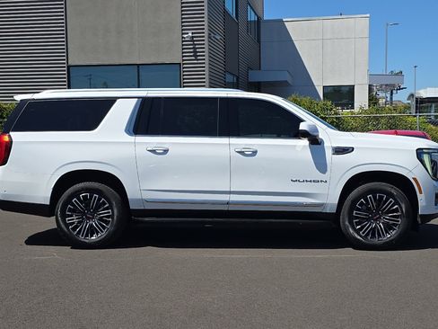Used 2025 GMC Yukon XL Elevation AWD/4WD image 3