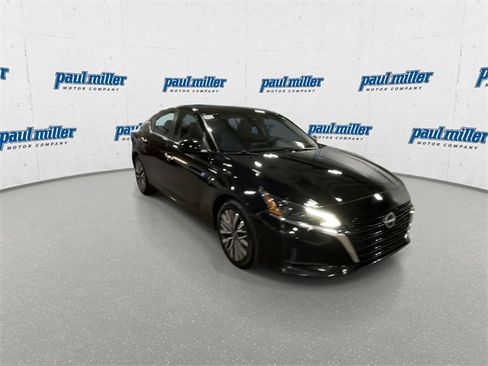 Used 2023 Nissan Altima 2.5 SV image 2
