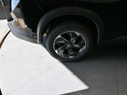 Used 2025 Nissan Rogue SV AWD/4WD image 23