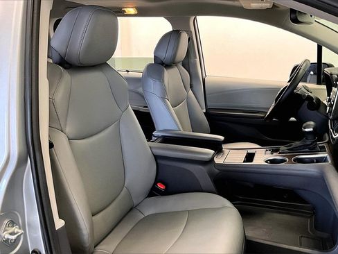 Used 2024 Toyota Sienna XLE image 7