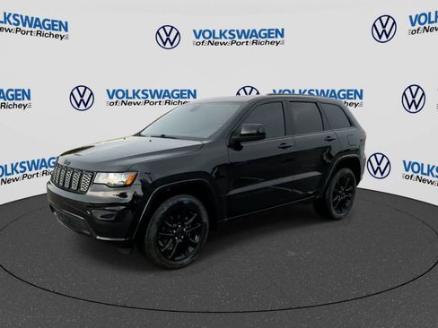 Used 2020 Jeep Grand Cherokee Altitude AWD/4WD image 4