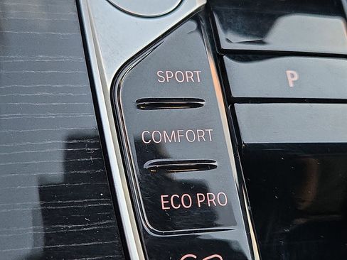 Certified 2025 BMW X7 xDrive40i w/ M Sport Package image 25