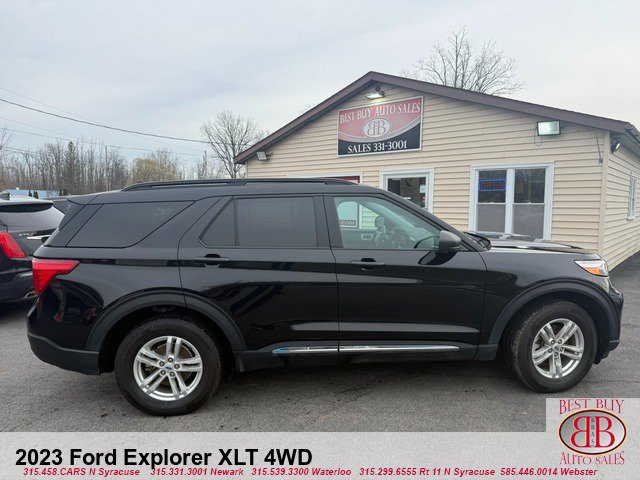 Used 2023 Ford Explorer XLT AWD/4WD image 3