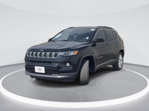Used 2024 Jeep Compass Latitude AWD/4WD image 3