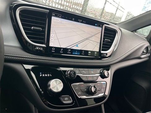 New 2026 Chrysler Pacifica Limited w/ S Appearance Package image 15