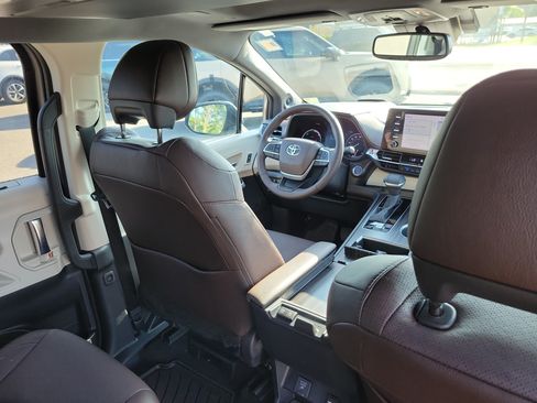 Used 2023 Toyota Sienna Platinum FWD image 13