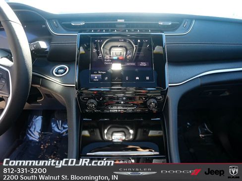 New 2025 Jeep Grand Cherokee Laredo X w/ Luxury Tech Group I image 14