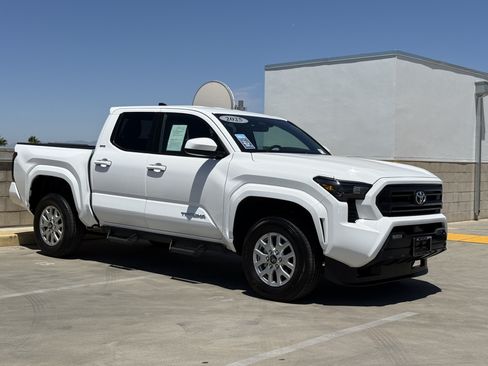 Used 2025 Toyota Tacoma SR5 RWD image 2