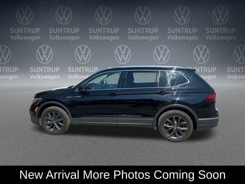 Used 2023 Volkswagen Tiguan SE w/ Panoramic Sunroof Package FWD image 3