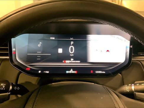 Used 2025 Land Rover Range Rover Long Wheelbase SE image 25