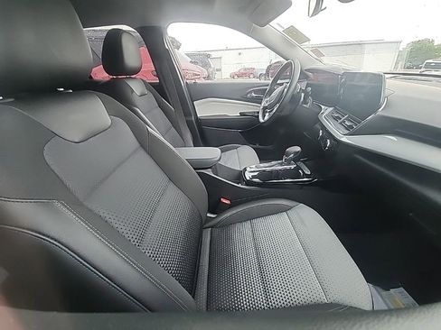 Used 2025 Chevrolet Trax LT w/ LT Convenience Package FWD image 3