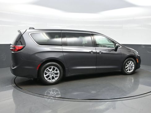 Used 2023 Chrysler Pacifica Touring-L FWD image 8