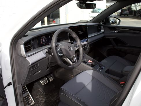 New 2026 Volkswagen Tiguan SE R-Line AWD/4WD image 10