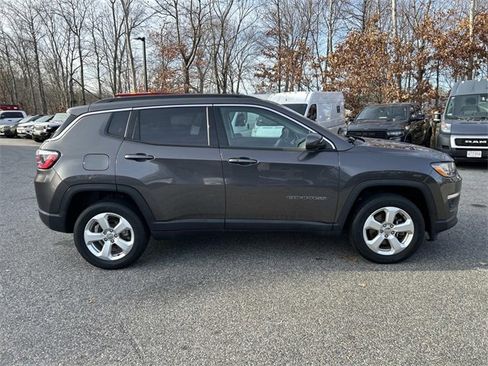 Used 2019 Jeep Compass Latitude image 2