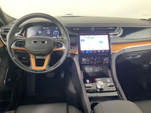 New 2025 Jeep Grand Cherokee Summit image 9