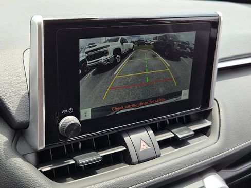 Used 2025 Toyota RAV4 XLE AWD/4WD image 19