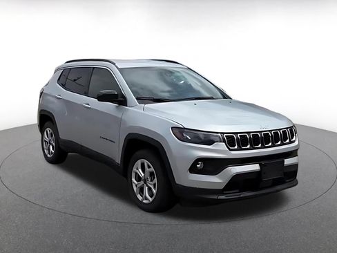 Used 2025 Jeep Compass Latitude AWD/4WD image 3