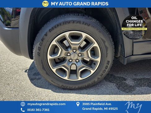 Used 2020 Jeep Cherokee Trailhawk w/ Cold Weather Group AWD/4WD image 29